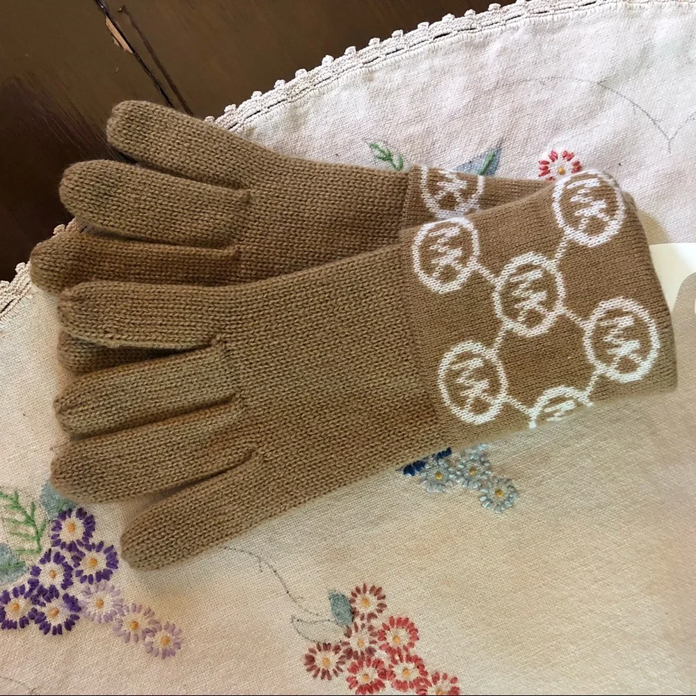 Michael by Michael Kors Jet Set Logo Cuff Knitted Gloves. Camel Color. One Size